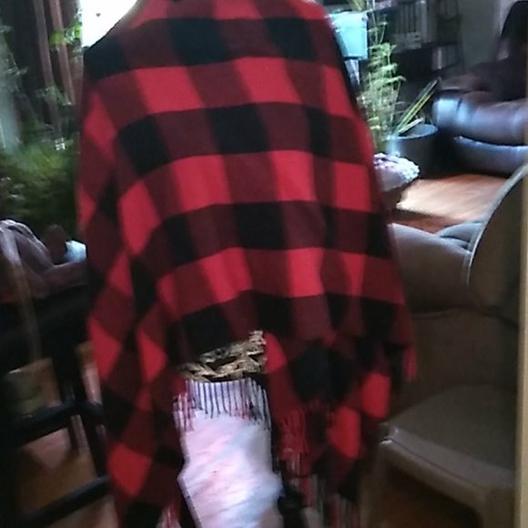 Fabulous red & black checked flannel cape/wrap - Picture 2 of 3